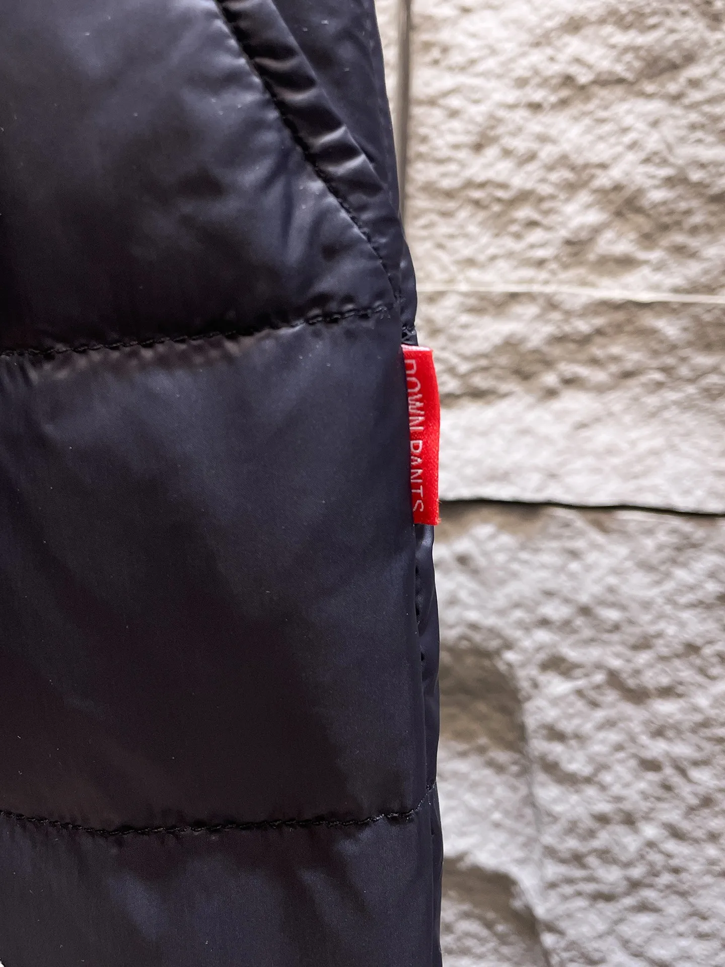 P490 Big Goose🇨🇦🌹25 new autumn and winter thickened warm down pants are here🔥Winter essential outdoor windproof, lockable and warm. Made of professional-grade outdoor windproof, waterproof and breathable fabric. Lining 90% white duck down filling. Lightweight design. Lightweight and warm. Seamless gluing process on the inside. Made of light and gall-free anti-drilling fabric to effectively prevent velvet running. Original hardware accessories. Classic logo matching. Simple and versatile, the upper body is stylish and not bloated. The style is the same for men and women! Size: M-3XL.